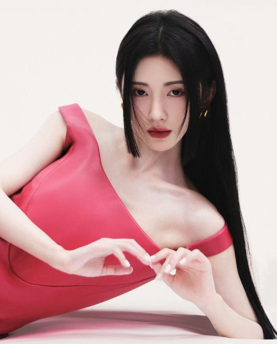 鞠婧祎新杂志，说不上来的奇怪感，可能天生不适合时尚圈吧 ​​​