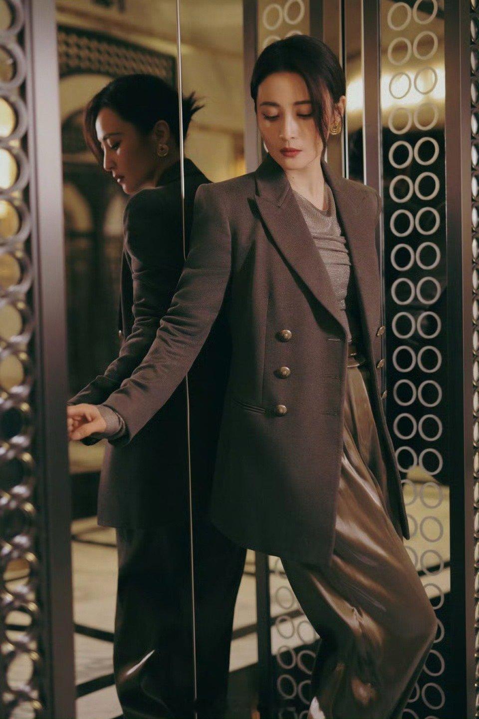 蒋勤勤气场足到头顶 论骨相优越只服蒋勤勤！皮骨贴合得恰到好处，棱角分明的脸上每一