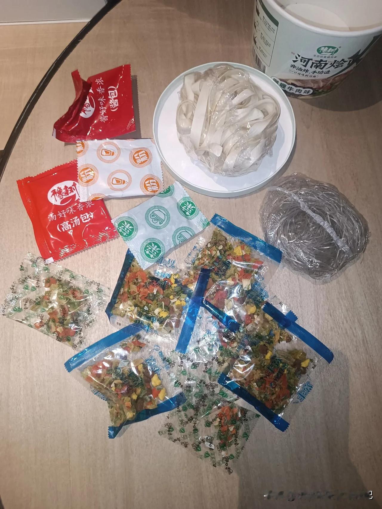 万能生活指南牛马的日常美食:方便面[大笑][大笑][大笑]