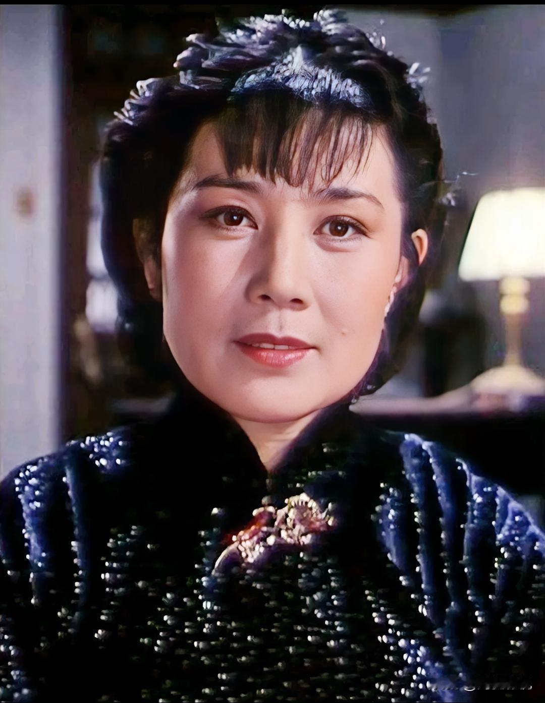 大家还记得这位女演员吗？
她今年90岁，河北人，她年轻时清秀端庄，眉清目秀，气质