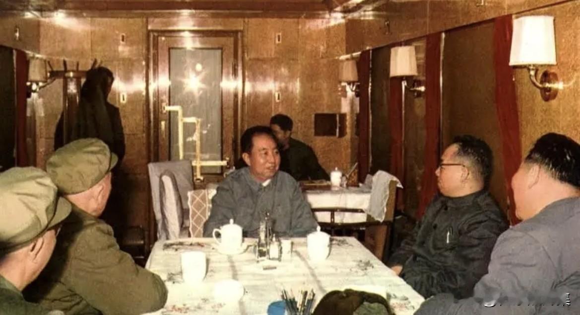 1978年元旦，华国锋同志和谷牧等前往唐山，同河北省委第一书记刘子厚同志、唐山地