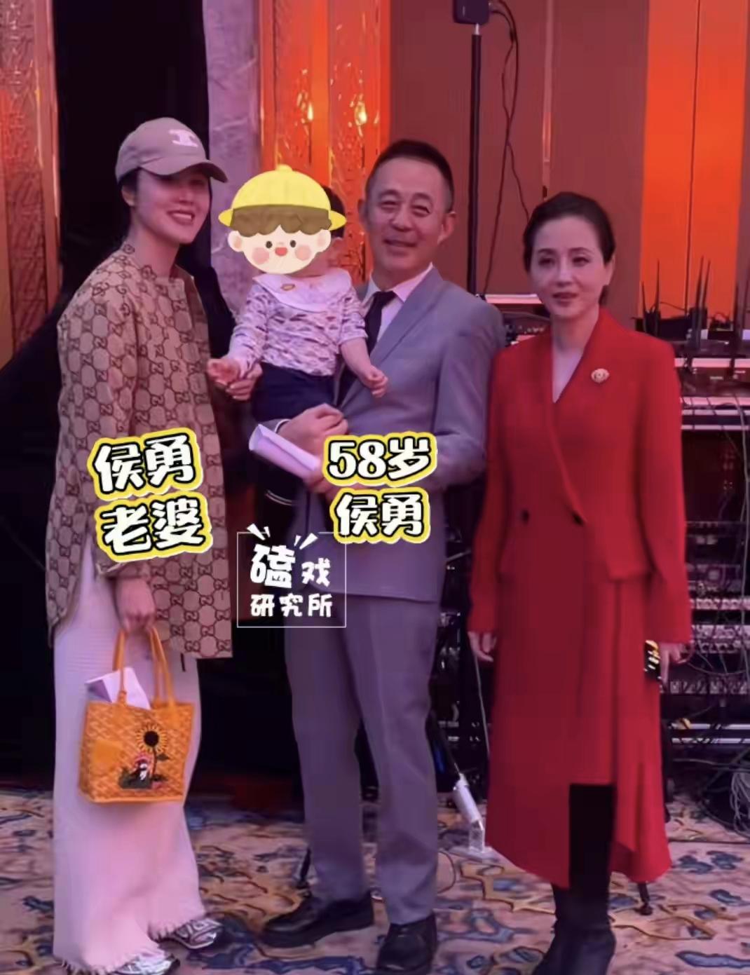 58岁老戏骨侯勇带小20岁的三婚妻子王瑞、2岁儿子出席活动。王瑞身材高挑，一身奢
