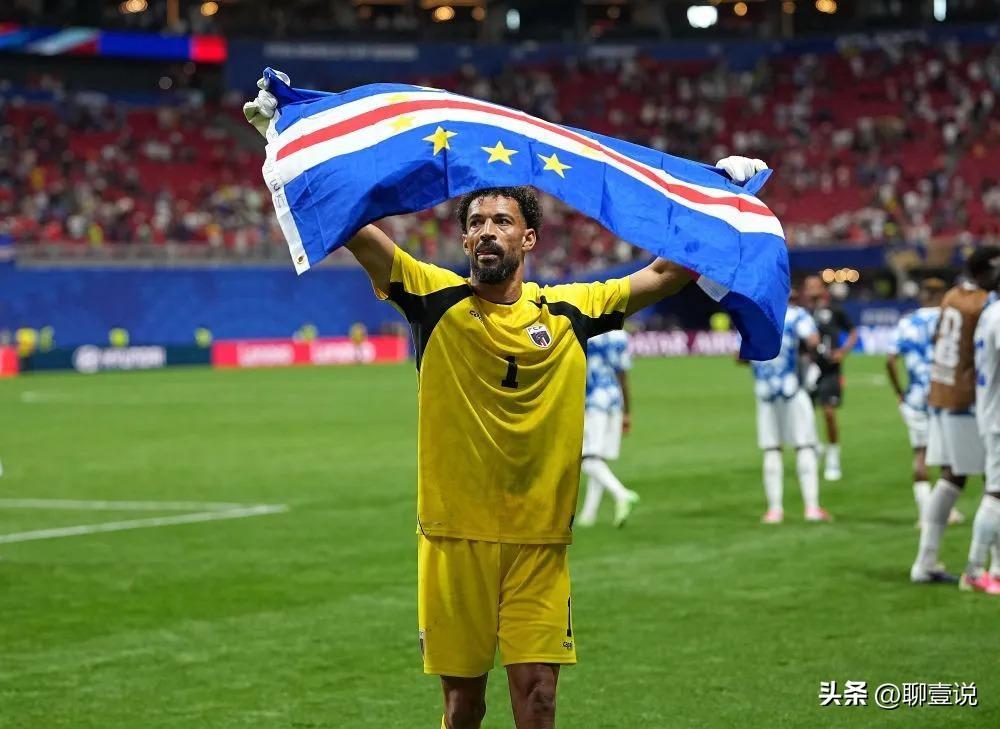 失业老将临危挺身而出！50万人口小国，凭一己之力缔造足坛奇迹
 
世界杯从来不只