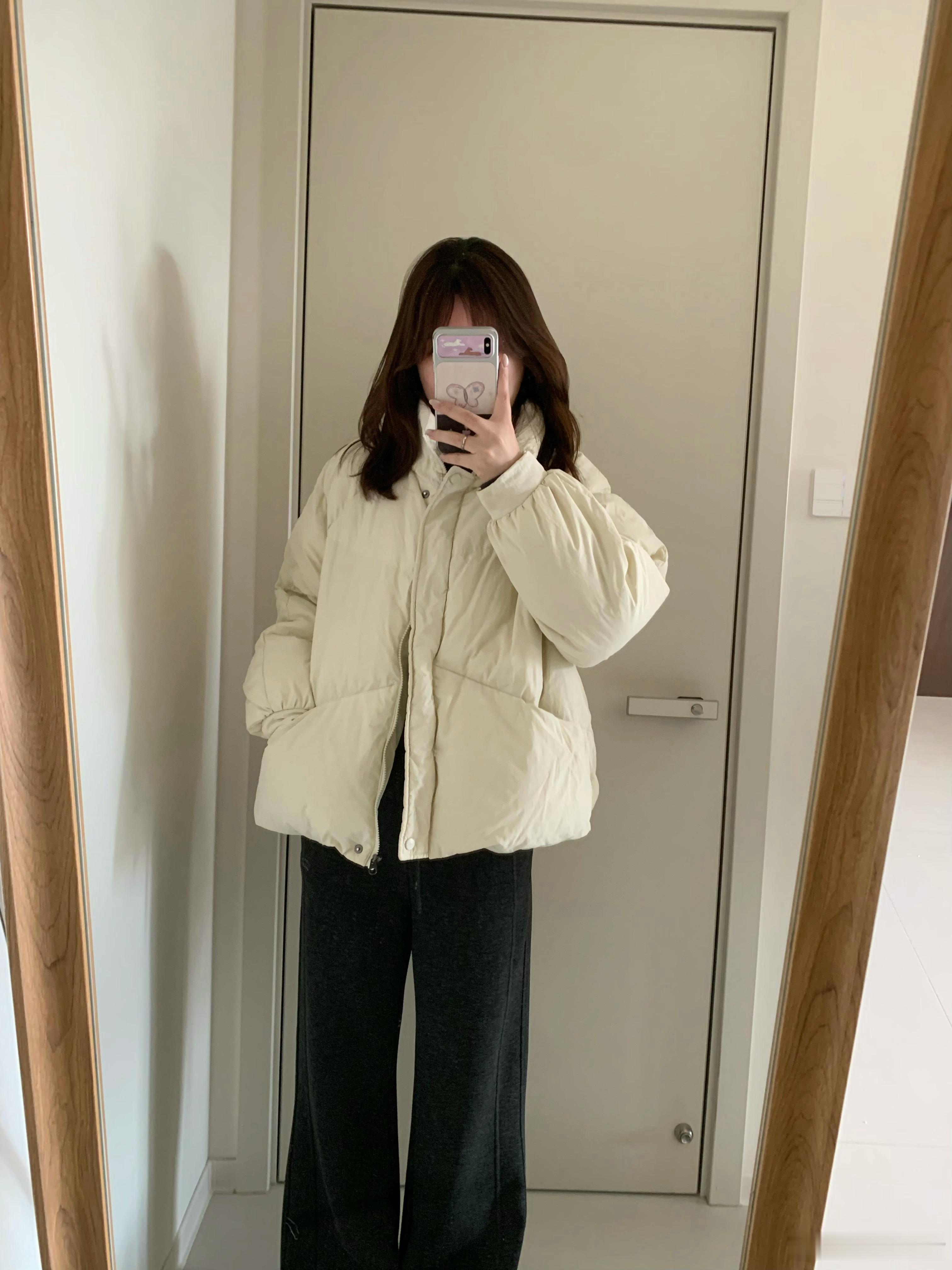 lulu风套组做内搭没问题的哟，和各种羽绒服/羽绒马甲/冲锋衣都能搭～穿这身拍照
