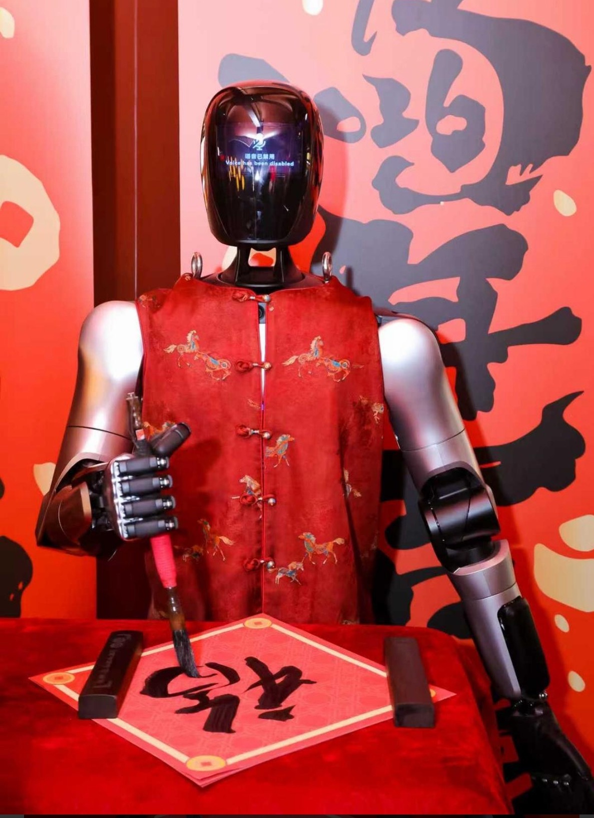 【#这个春节机器人很忙# 】#平台回应春节机器人租赁爆火#  赏花灯、贴春联、逛