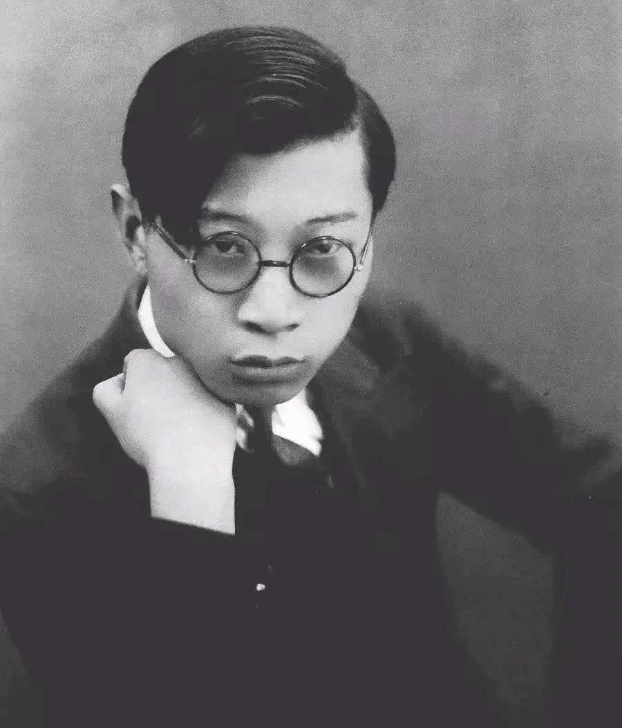 1966年，朱梅馥亲眼目睹傅雷服毒后，将床单套在了脖子上，因为怕打扰别人，她在凳