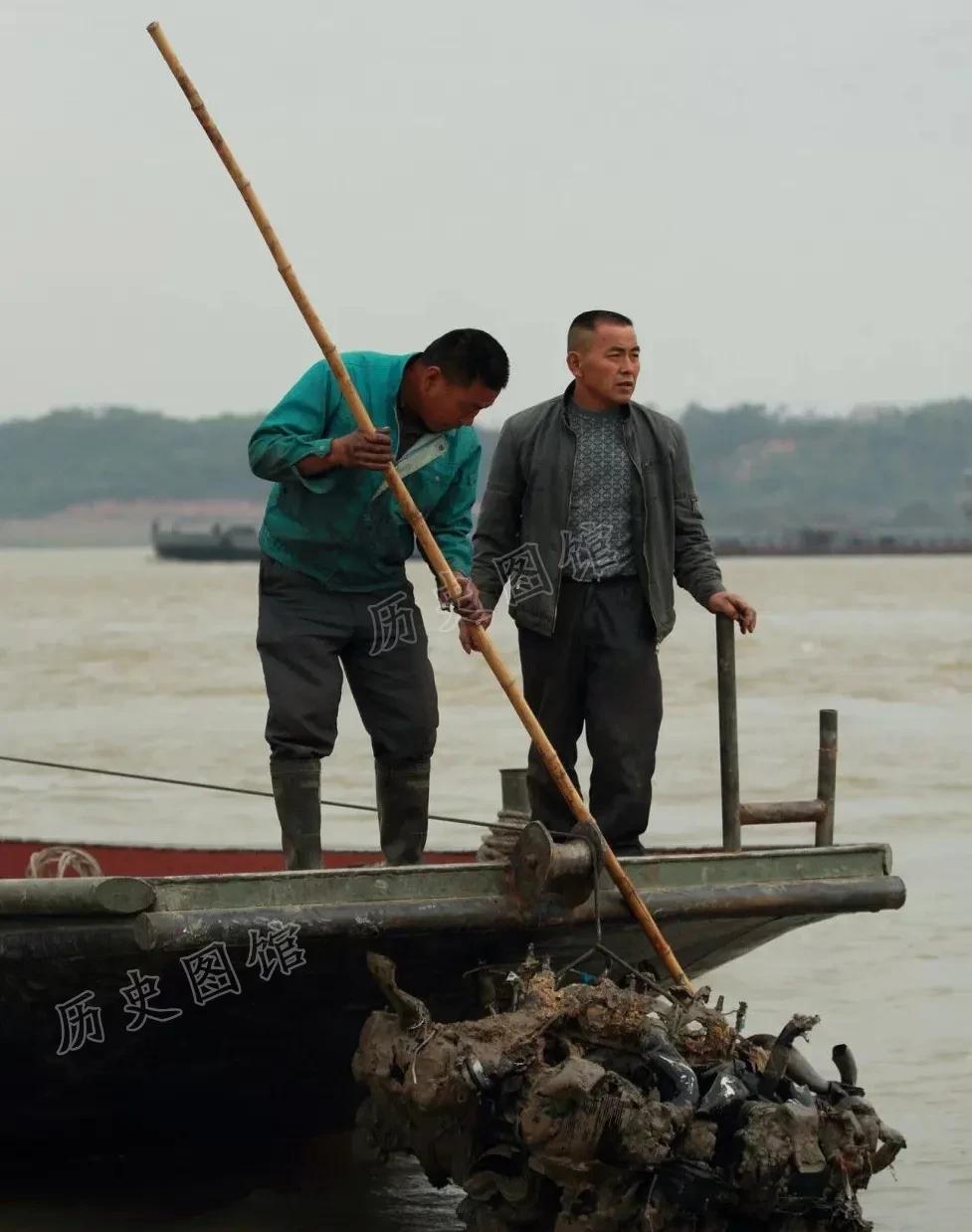 2013年10月16日，安徽望江渔民马金兵，正在长江里捞螃蟹。突然，他大喊一声：