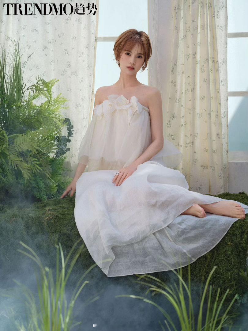 杨丞琳说夏天替我延续杨丞琳短发纱裙造型 这组大片最妙的地方是，杨丞琳站在那里不用