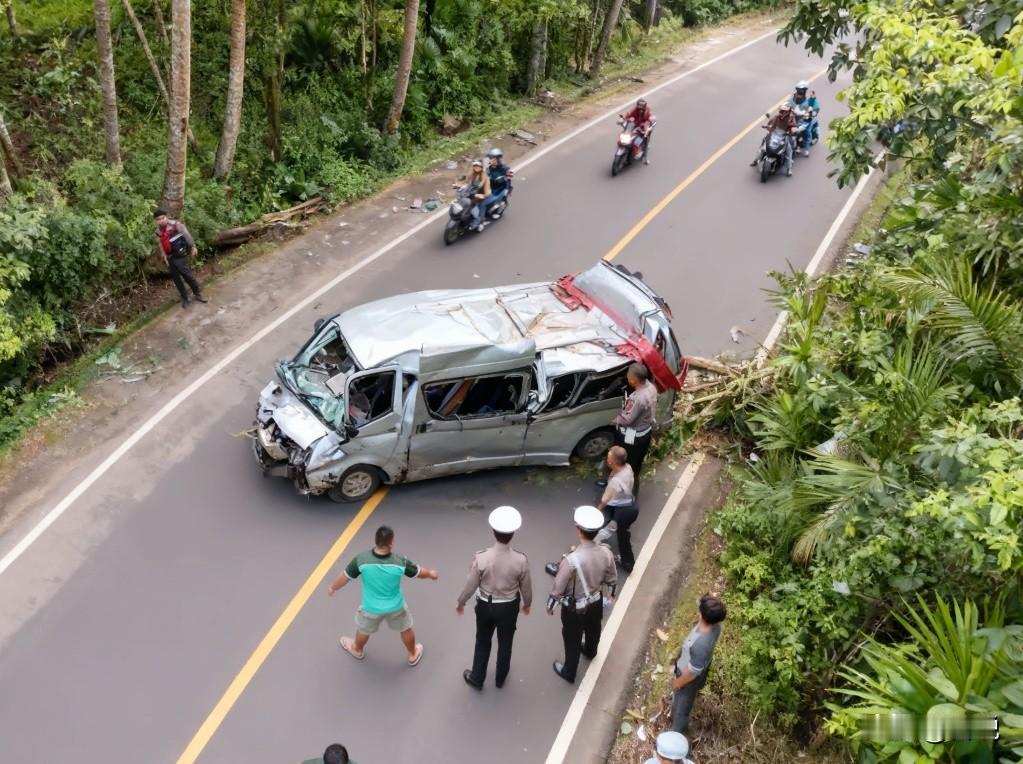 巴厘岛车祸，5名中国游客遇难，当地时间11月14日清晨，印尼巴厘岛北部发生一起严