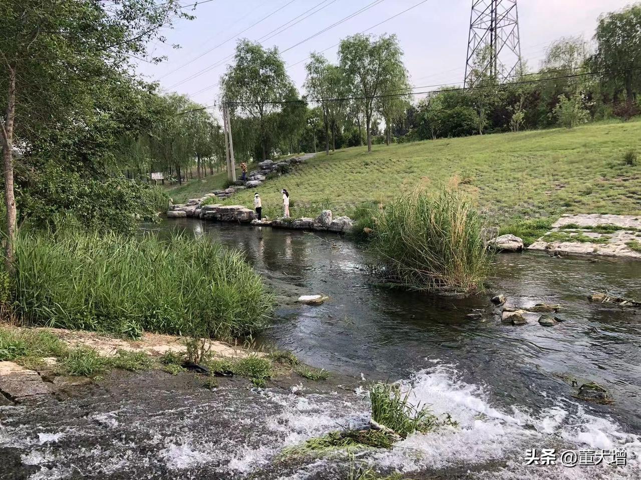 曾经房山区的“裸泳圣地”马刨泉，如今大变样，目前小溪潺潺，成了一个小而美的溜娃宝