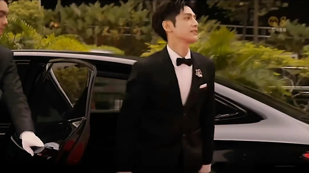 罗云熙只是不营销，但咖位是真的在的啊。。今晚真是帅炸了 