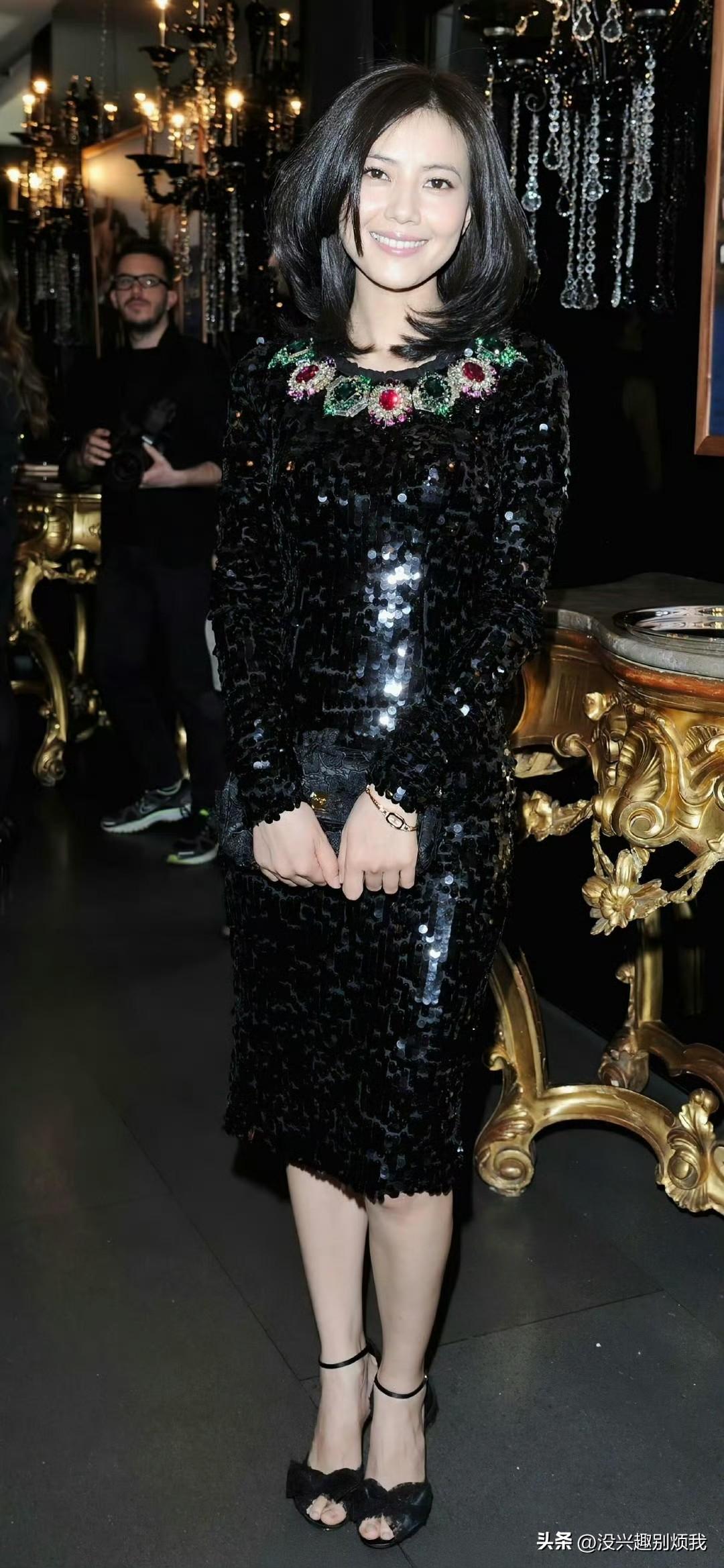 高圆圆早期优雅且有韵味，不愧是女神