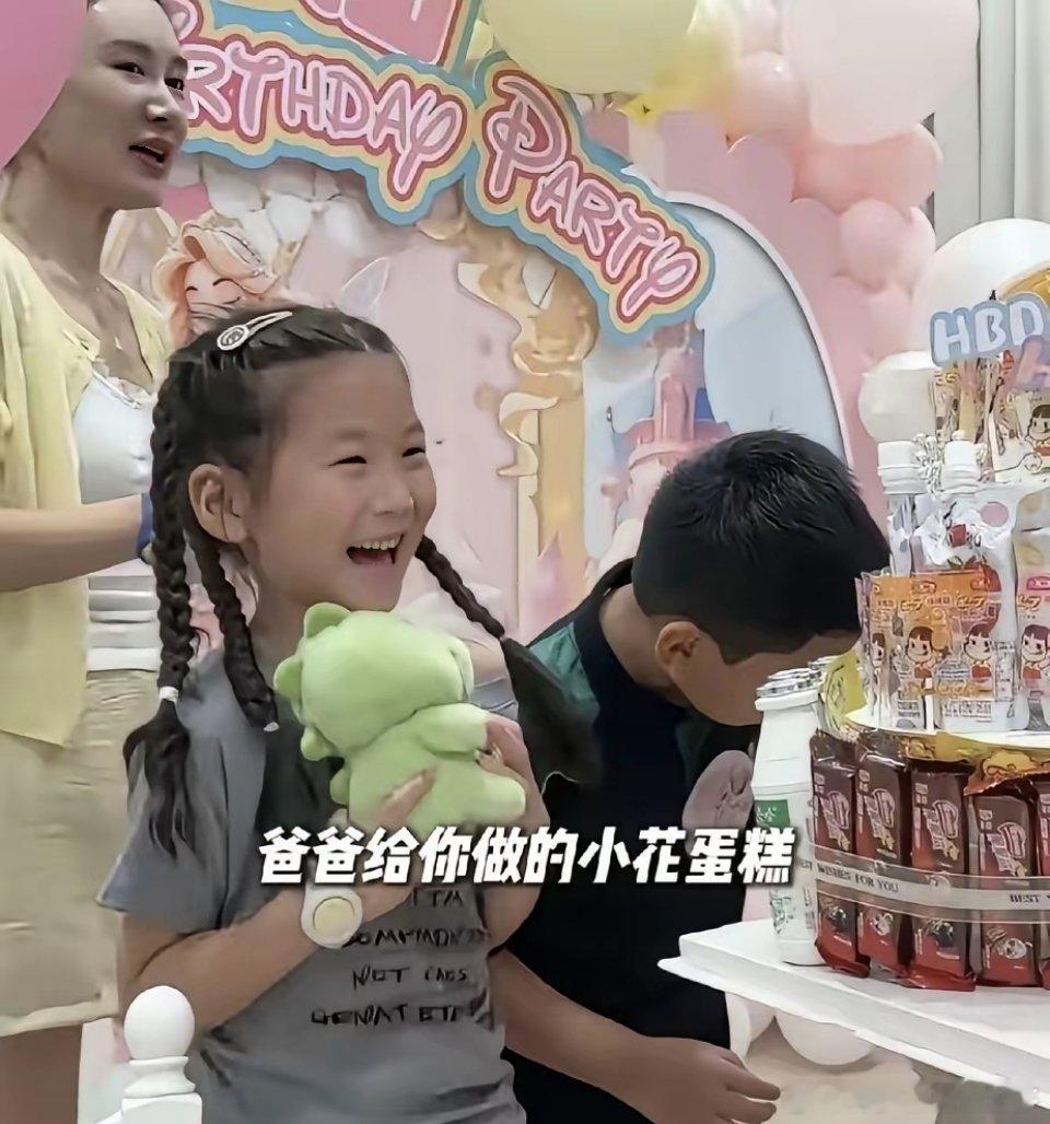 你还别说，75岁的张大导演还挺用心，女儿花花今年的六周岁生日，张导给女儿用零食堆
