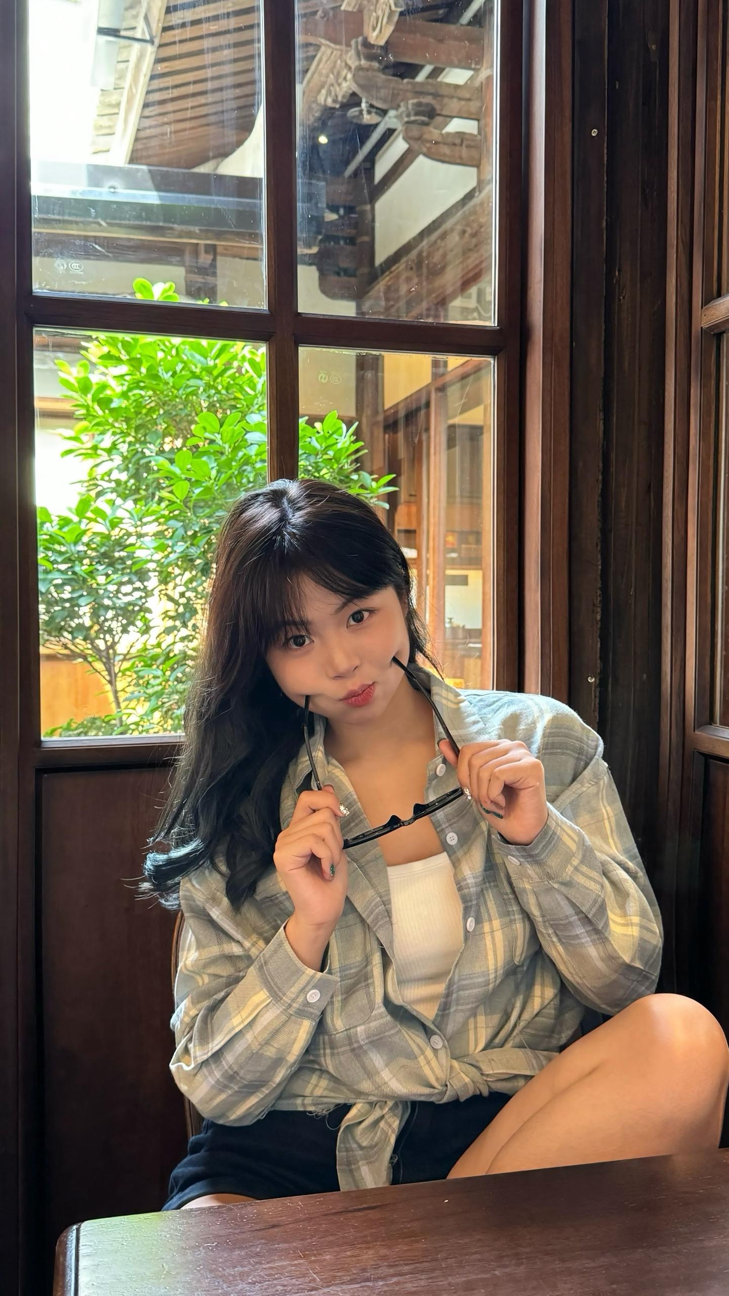 咪呀咪呀～其实我有一颗小虎牙。