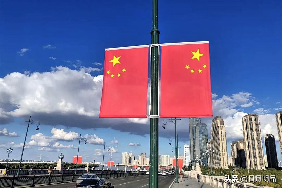 全体哈尔滨市民及游客请注意，哈尔滨全城国旗飘扬！
 
喜迎国庆，冰城大街小巷已经
