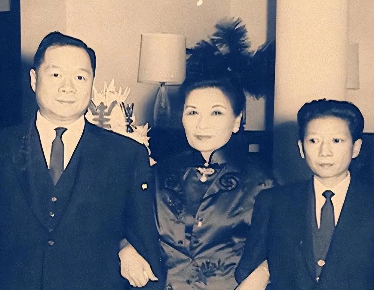 1948年秋天，上海滩闹得最凶的一件事，不是解放军打到了哪里，而是蒋经国跑到上海