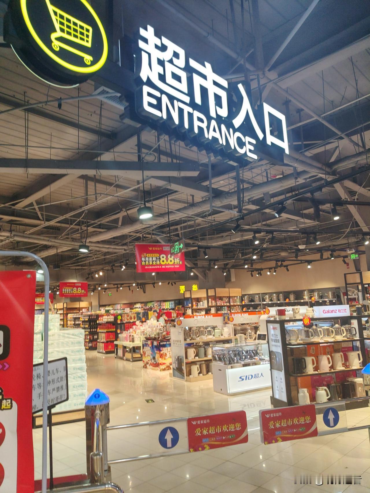 别人旅游逛景区打卡，我却在陌生城市的超市里流浪。
做那么多旅游攻略，对我来说没有