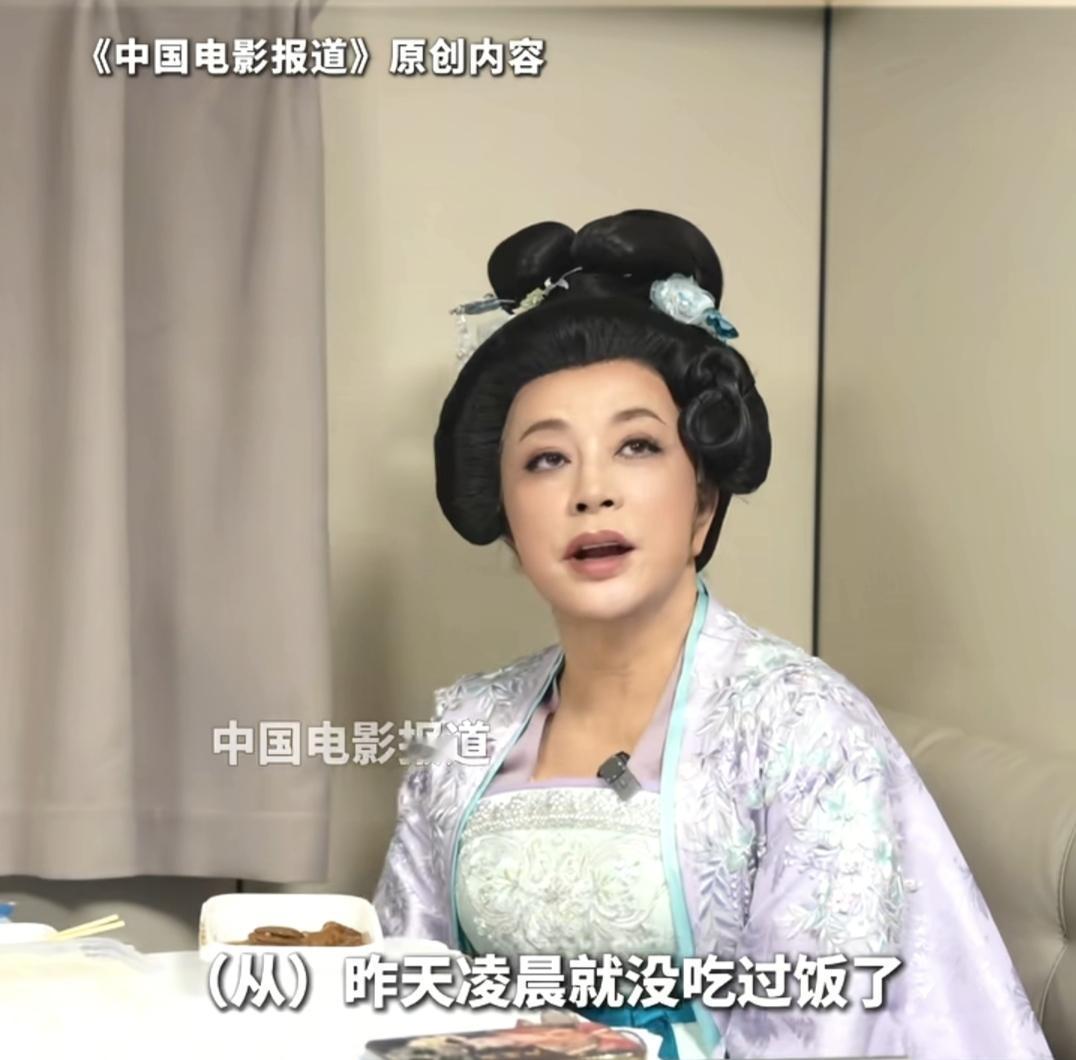 75岁的刘晓庆扛不住了，

竟然连顿饱饭都吃不上了，

5天拍57集，吃不饱，睡