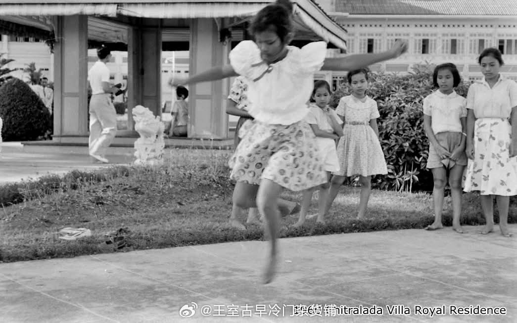 王室王室泰国王室暹罗往事 老照片：1960年，乌大和小伙伴玩儿跳房子，这场景真的