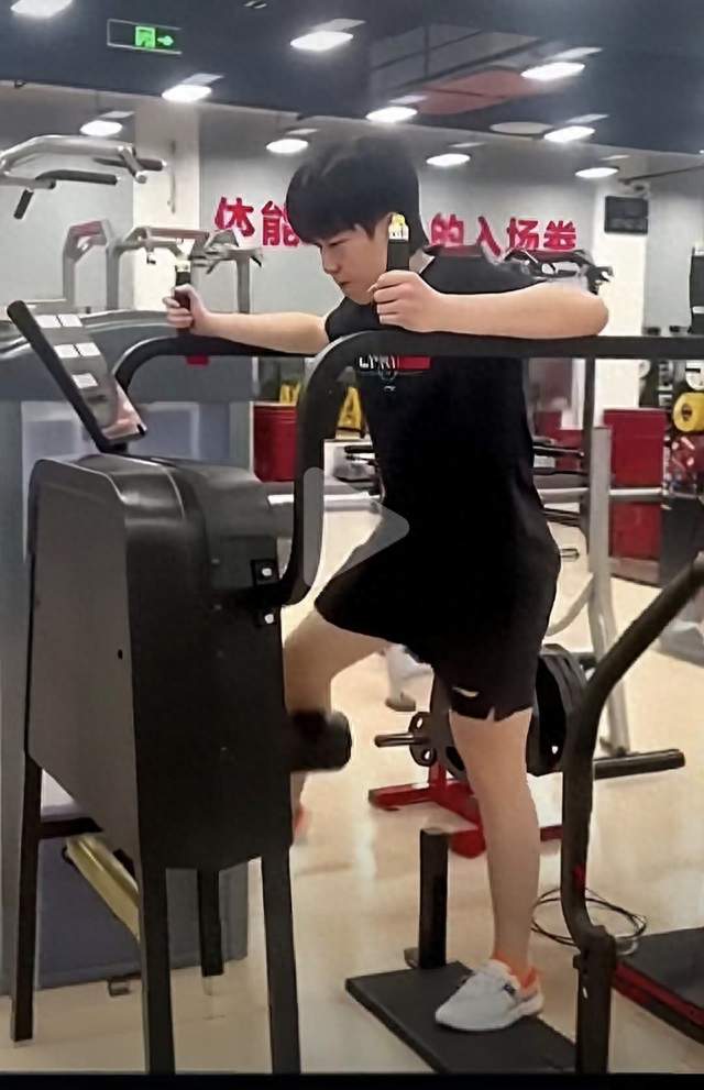 娃娃脸藏进杠铃片！王楚钦一个月魔鬼封练，重塑钢铁身躯