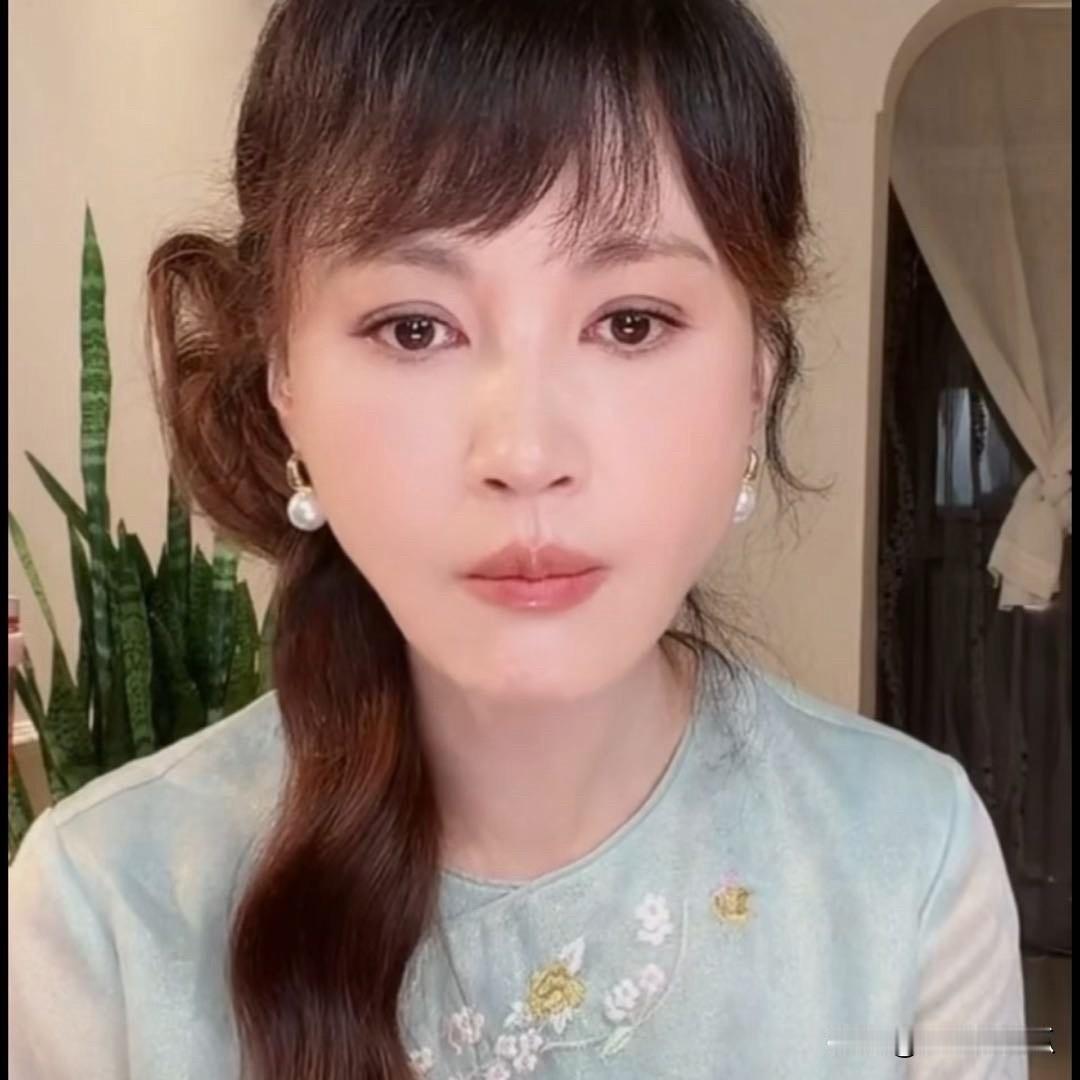 杨雪
我听到她的发言真的不能共情她
她老公那个普通人的长相，中年人的身材，但是她