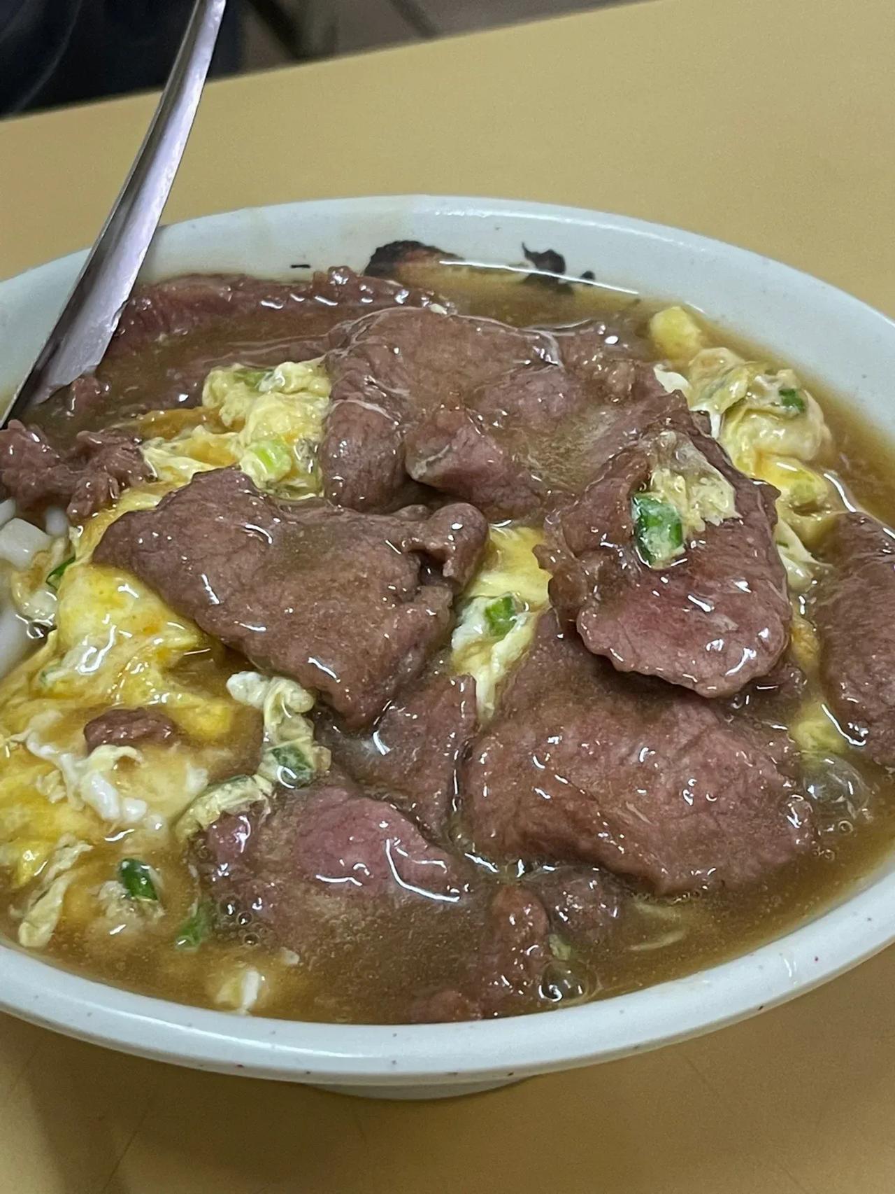 英勇路捞粉｜妥妥从小吃到大（附菜单）

没有招牌 店里都是阿姨
我比较喜欢吃饭 