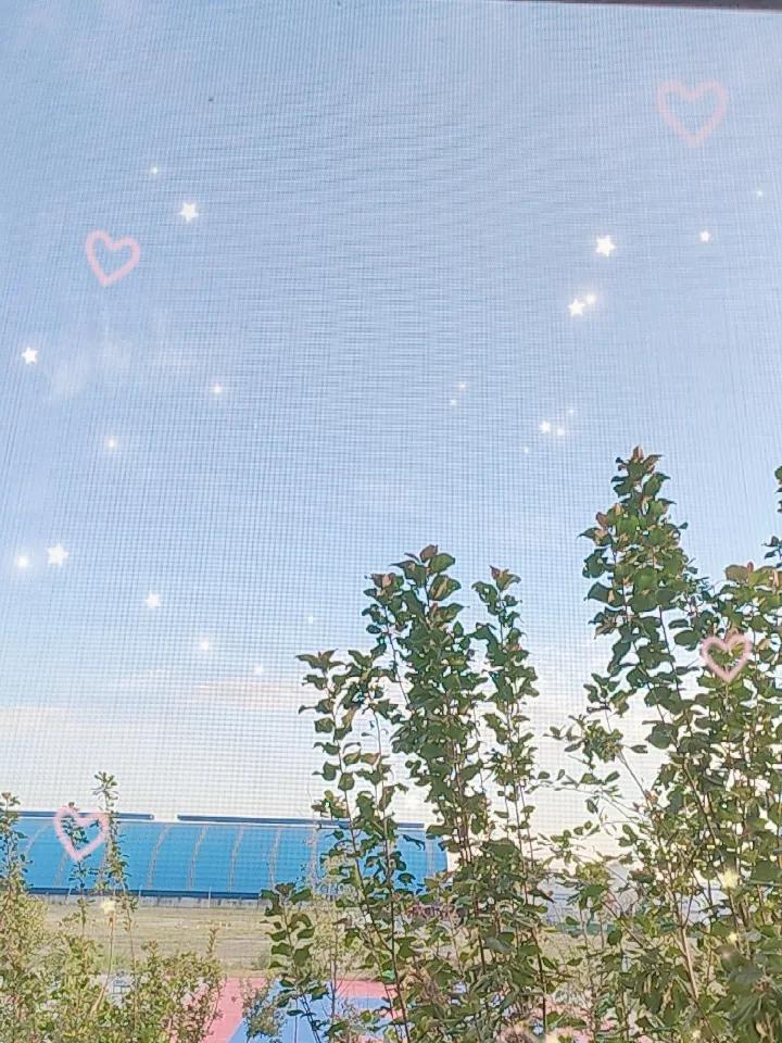晒图笔记大赛今天8月29号，天空远处有点云，把整个天空装伴成最美最让人看着舒服天