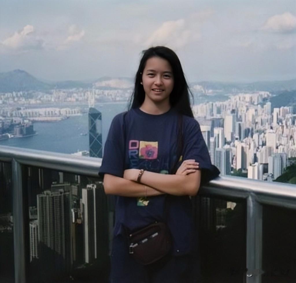 这张照片展现出了梁咏琪1991年在香港的情景，那时候她15岁，还是一头长发，身材