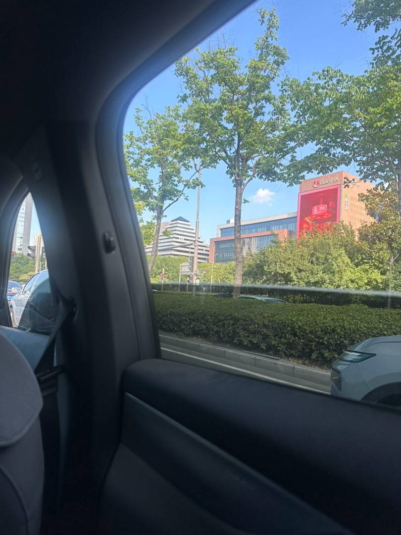 打了个臭车就算了，司机居然在这么热的天也不开空调，我热的真的不行了，司机默默给我