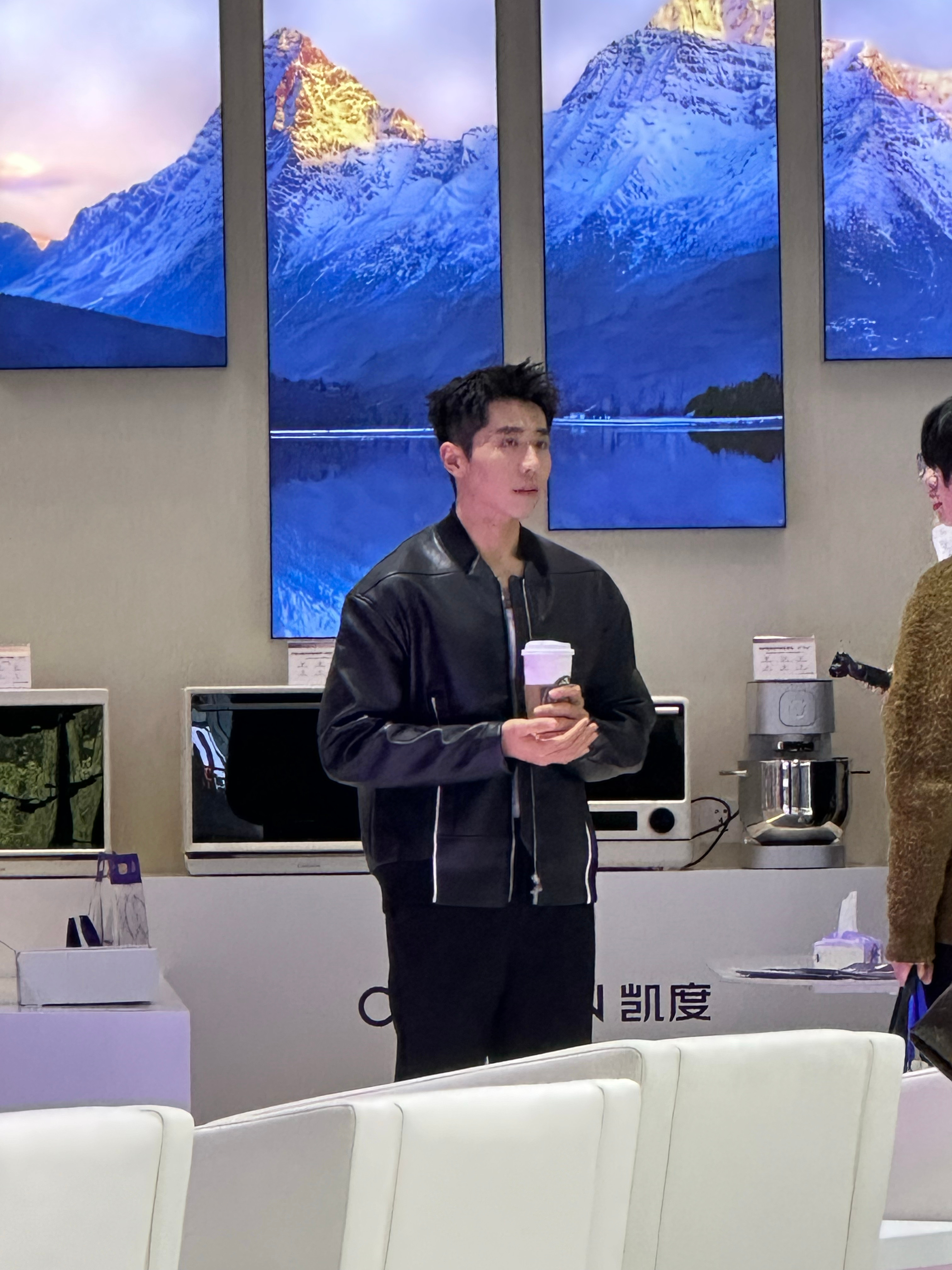 今天主持人是辉哥. 杨幂凯度全球代言人