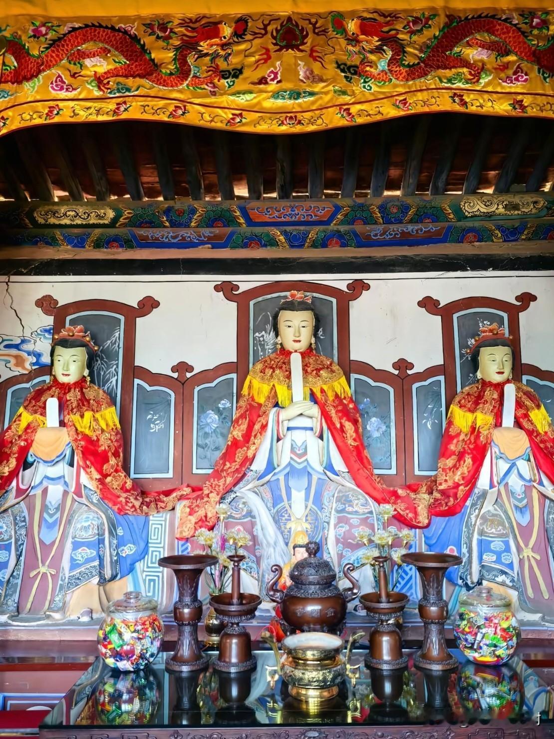 五台山金阁寺｜少有人逛的三霄娘娘殿，藏着民间的温柔祈愿
 
来到金阁寺，绝大多数