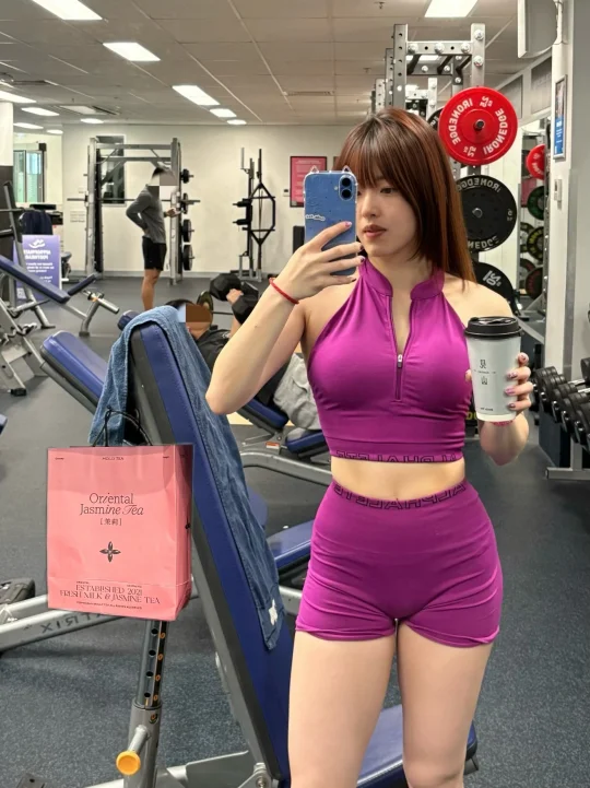 因为带了茉莉奶白，深蹲直接上了100kg做组
