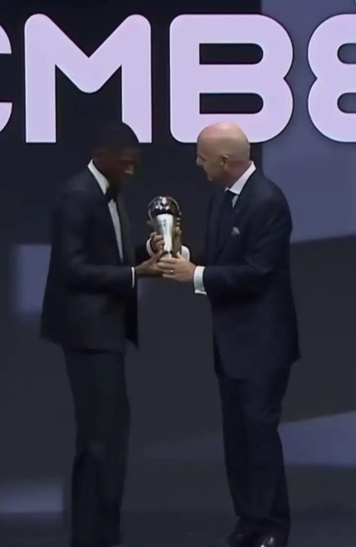 最近看到些传言，得先泼盆冷水。2025年世界足球先生根本没定，现在谁获奖纯属瞎猜