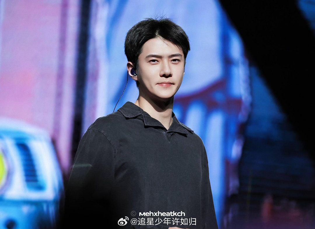 吴世勋领唱中文歌 粉丝大合唱那一段我看了好几遍，整齐又大声。吴世勋站在台上听着，