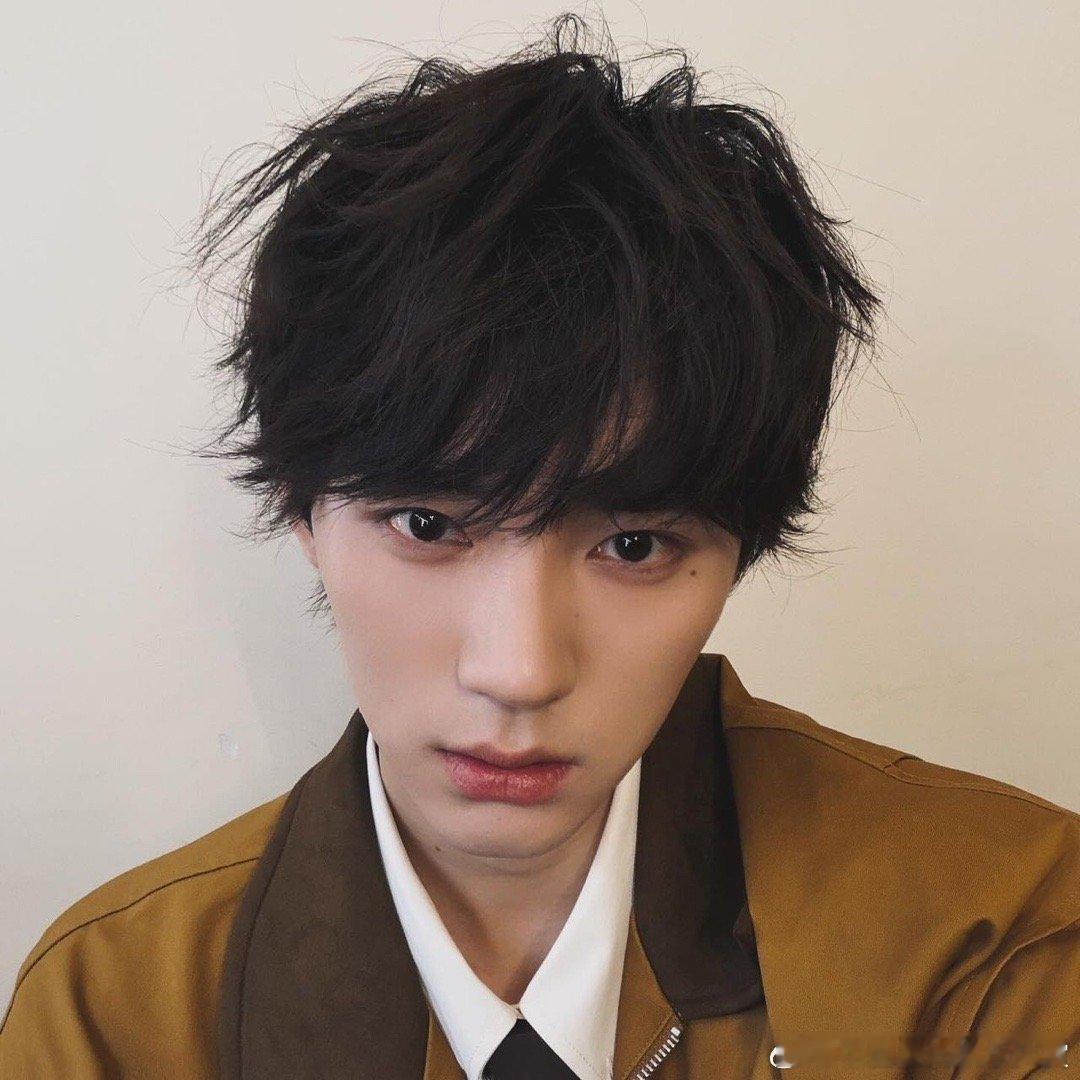 今日份的快乐是周翊然给的！这个新发型完美诠释了什么叫“卷毛小狗”，乖巧又帅气，让