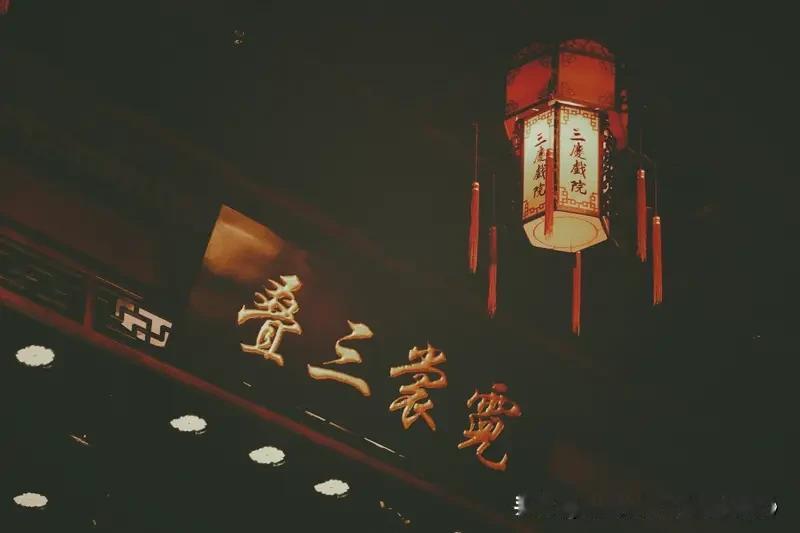 我发现好多自媒体同行都爱跟厉害的人比——写家长里短比不过素老三，写日常琐碎不如苗