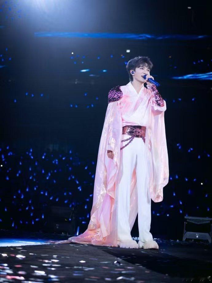 周深只需轻轻出手 周深只需轻轻出手，歌声便如夜空中闪烁星辰，点亮歌迷内心，带来无