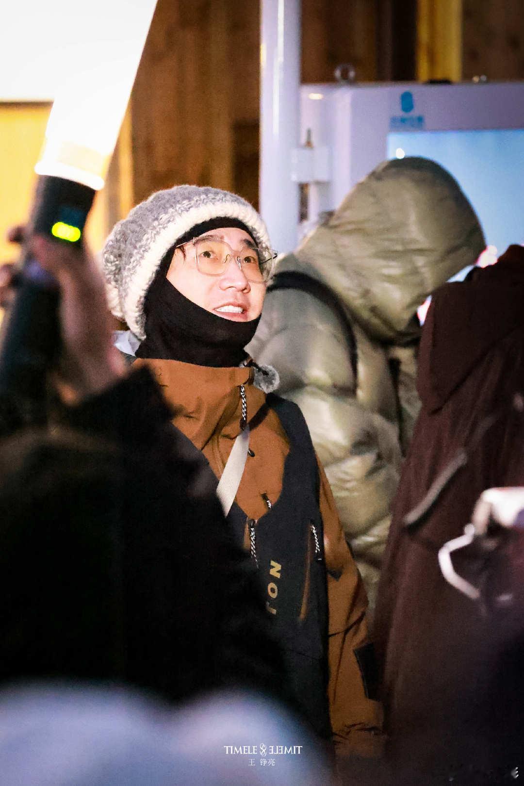 王铮亮快乐老友记路透哦莫！王铮亮徒步登山路透也太帅了吧，阳光底下的样子好有魅力快