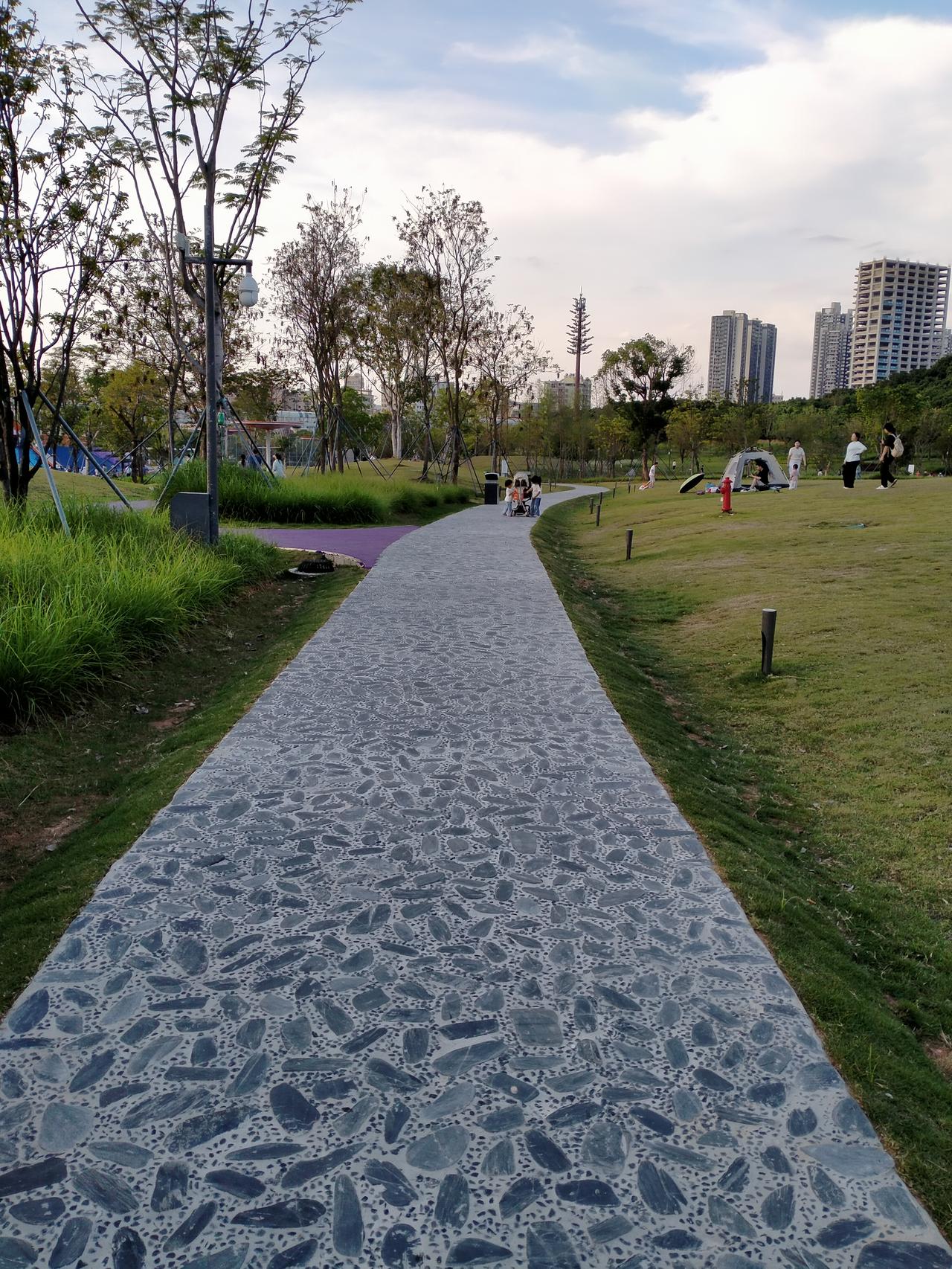 停车还能逛公园，深圳宝藏地下停车场…

这里周边环境好，超过市中心罗湖福田停车场