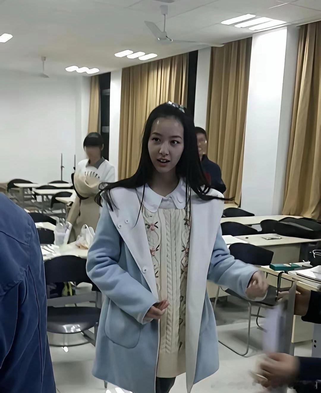 陈都‎⁠灵大‏⁠学时‎⁠⁠期不﻿愧是校花，素⁠﻿颜状⁠态⁠直接秒杀‎一‎大片。 