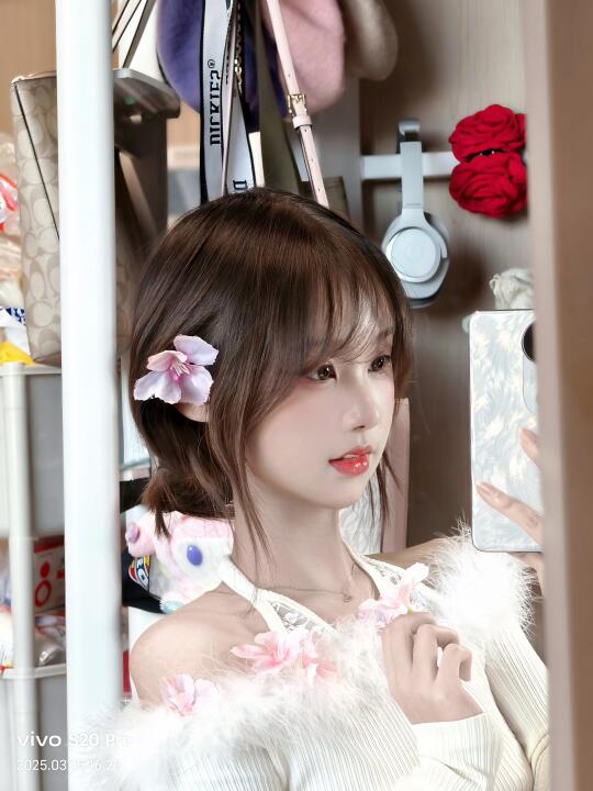 鬓边桃花谁簪都美