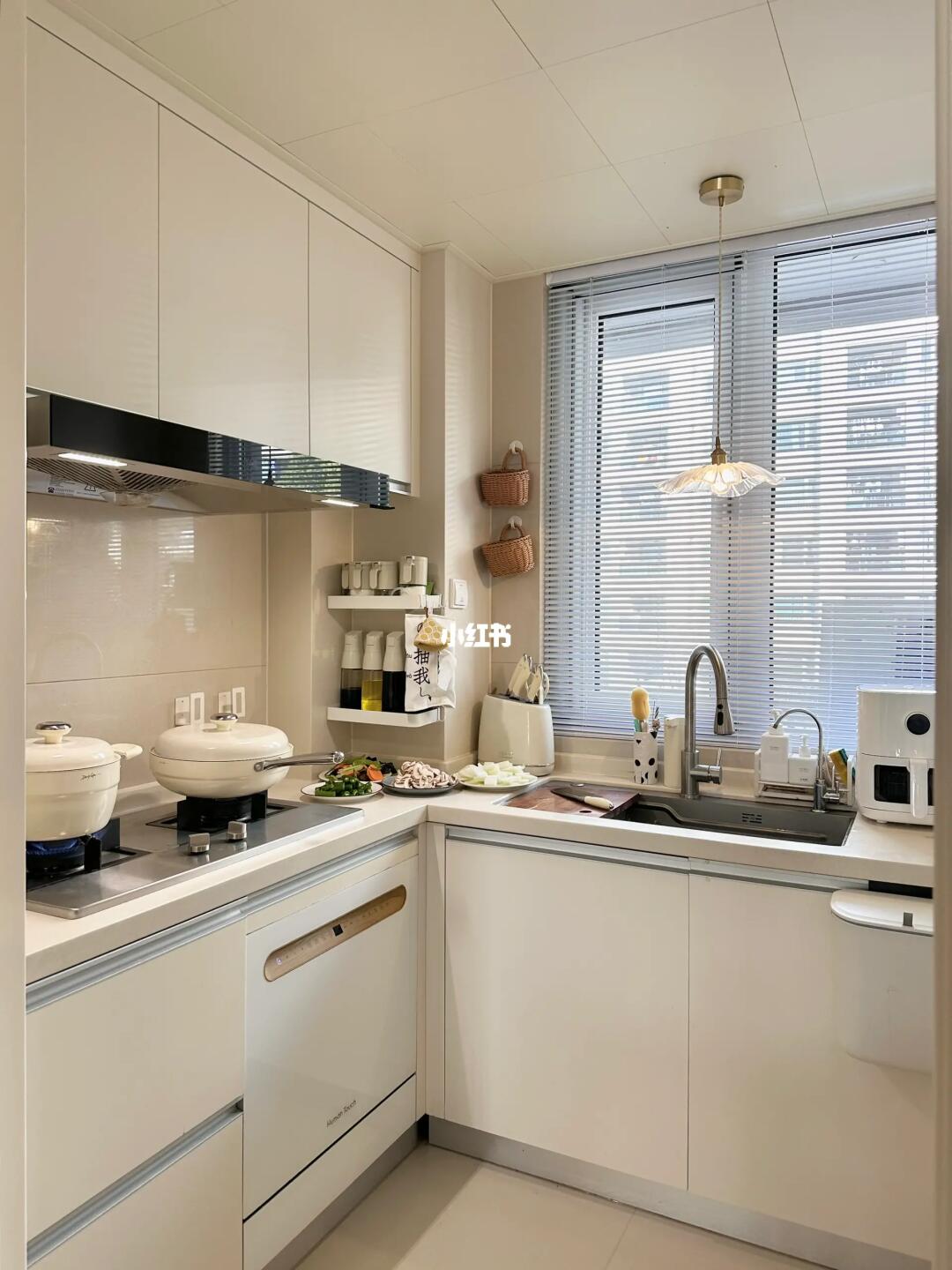 4㎡白色系厨房 | 入住一年又添奶呼呼好物～