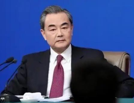 现在不管日本背后有没有美国，咱们已经不打算继续等下去了，王毅直言：我们有权对日本