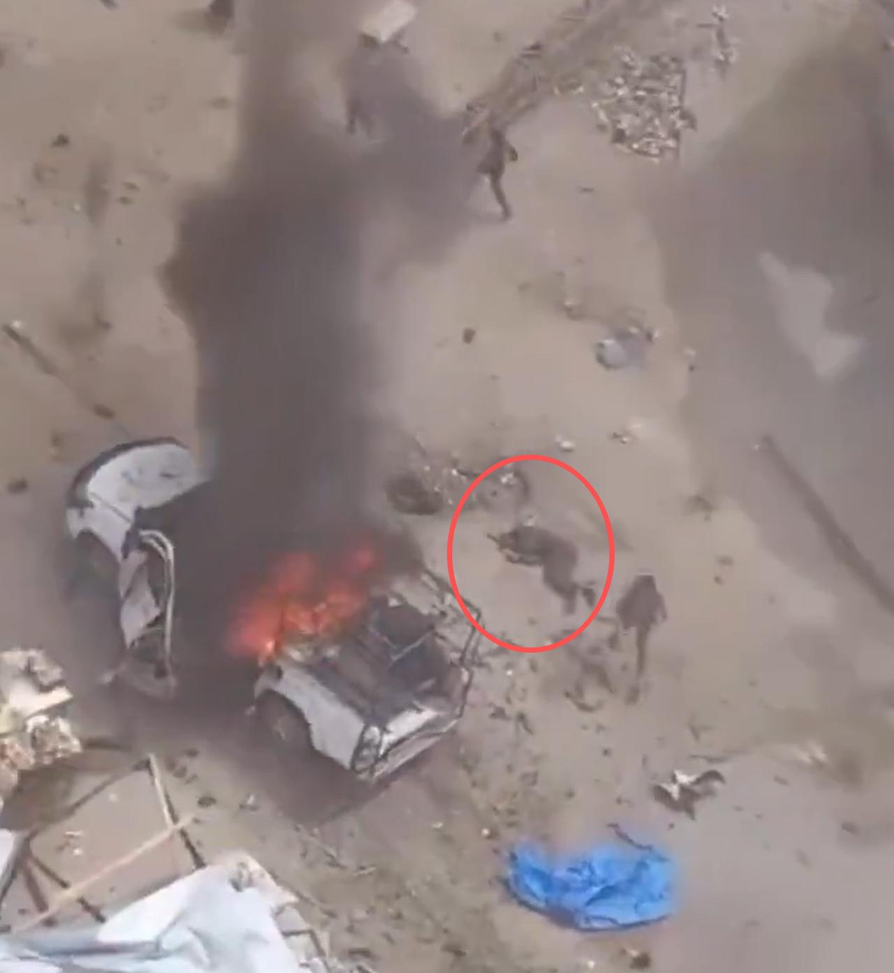 图中是发生在加沙的一幕。

就是现在的视频。

以色列用无人机，袭击了加沙的一辆