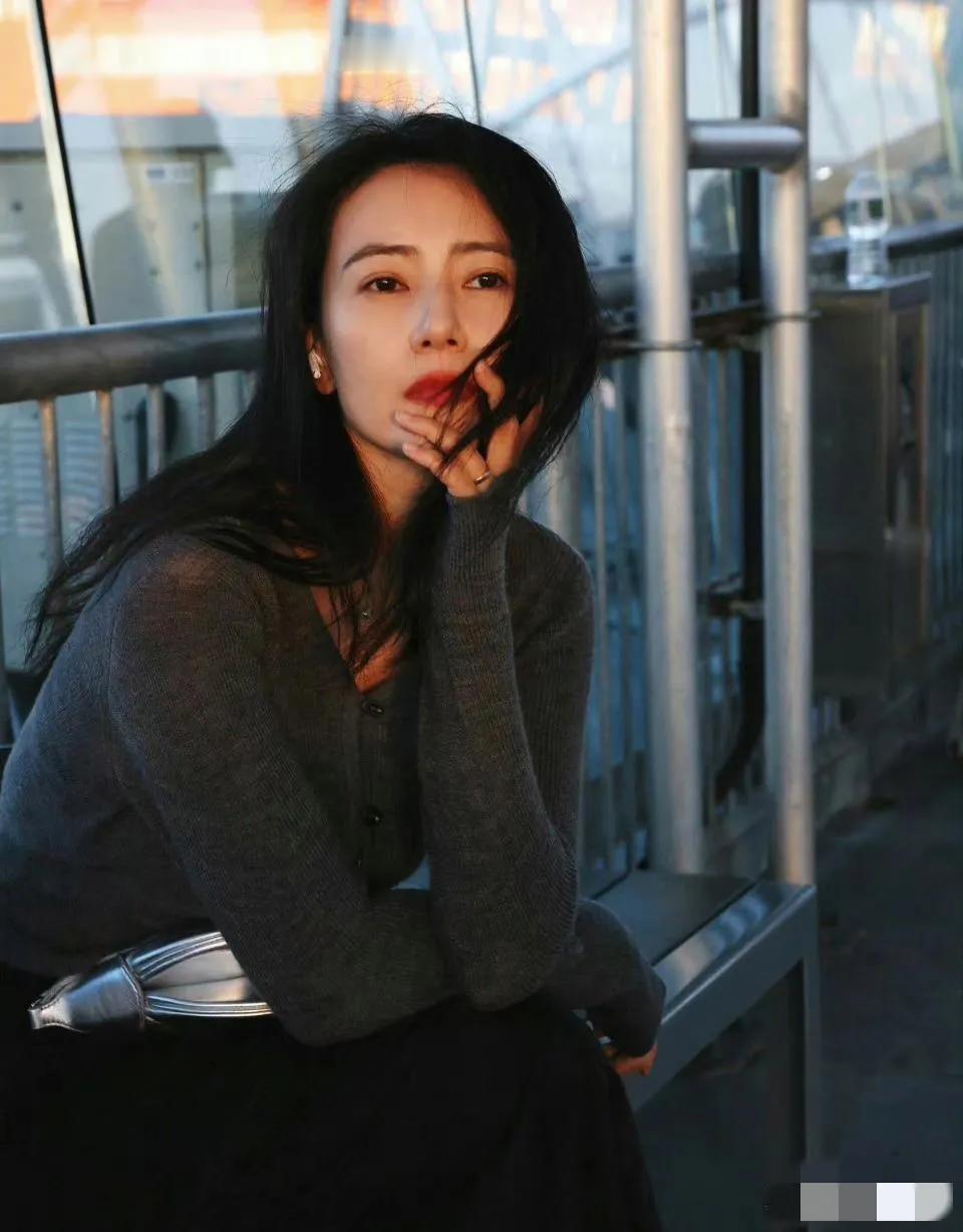 这才是真正的女人味！气质优雅，美得让人眼前一亮！这发型和穿搭，太完美了！满满的忧
