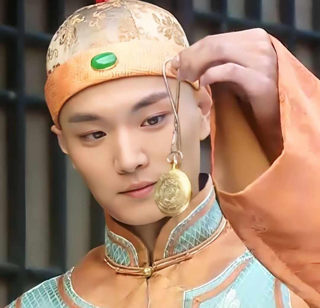 文武双全的美男子赵鸿飞
赵鸿飞