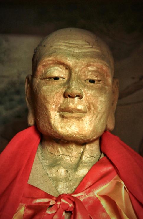 1996年，山西一村民在寺庙打扫，靠着佛像睡着了，醒过来发现自己不小心蹭掉了佛像