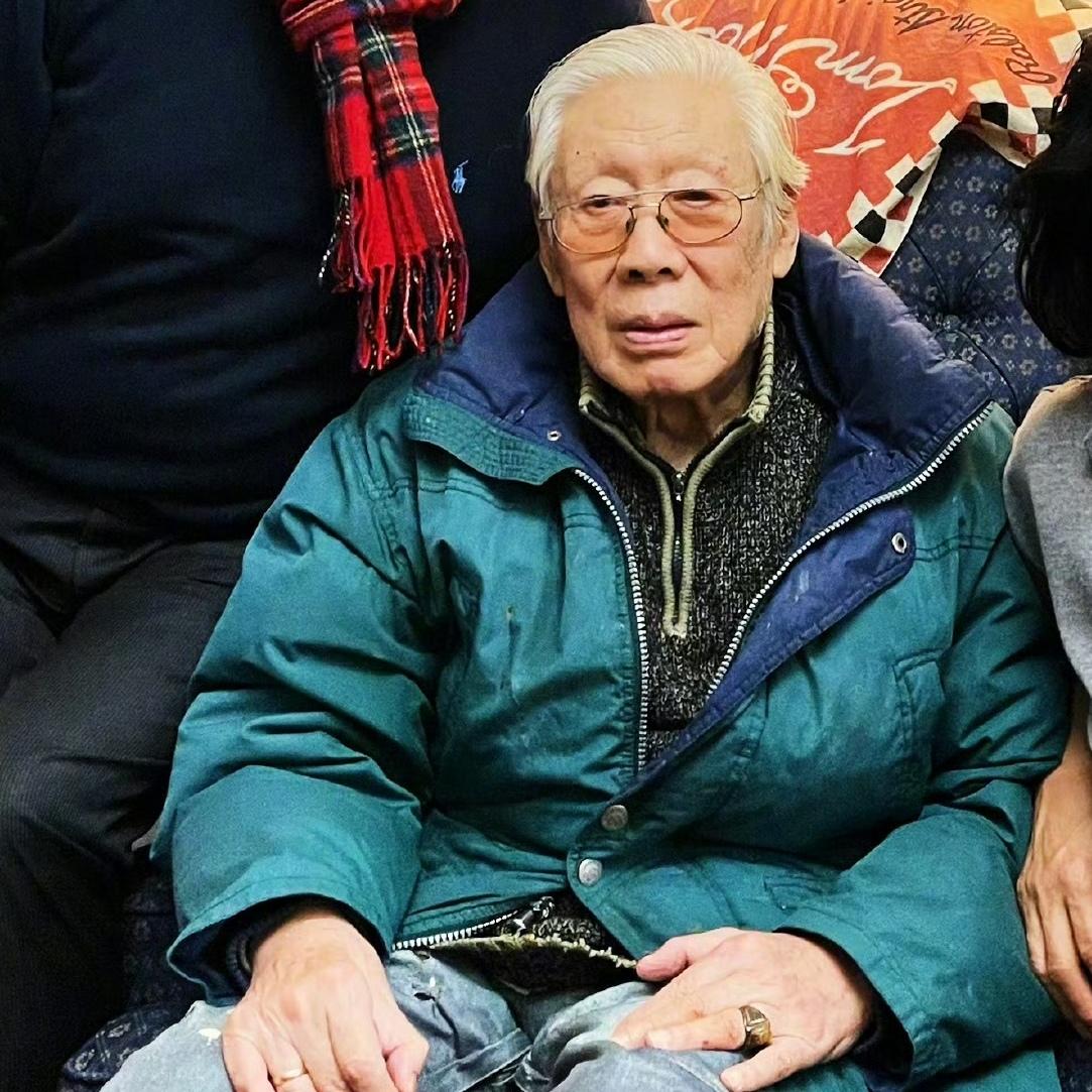 焦晃晚年，一张罕见的留影，镜头中看起来和蔼可亲，虽然已经息影多年，仍然让人记忆犹