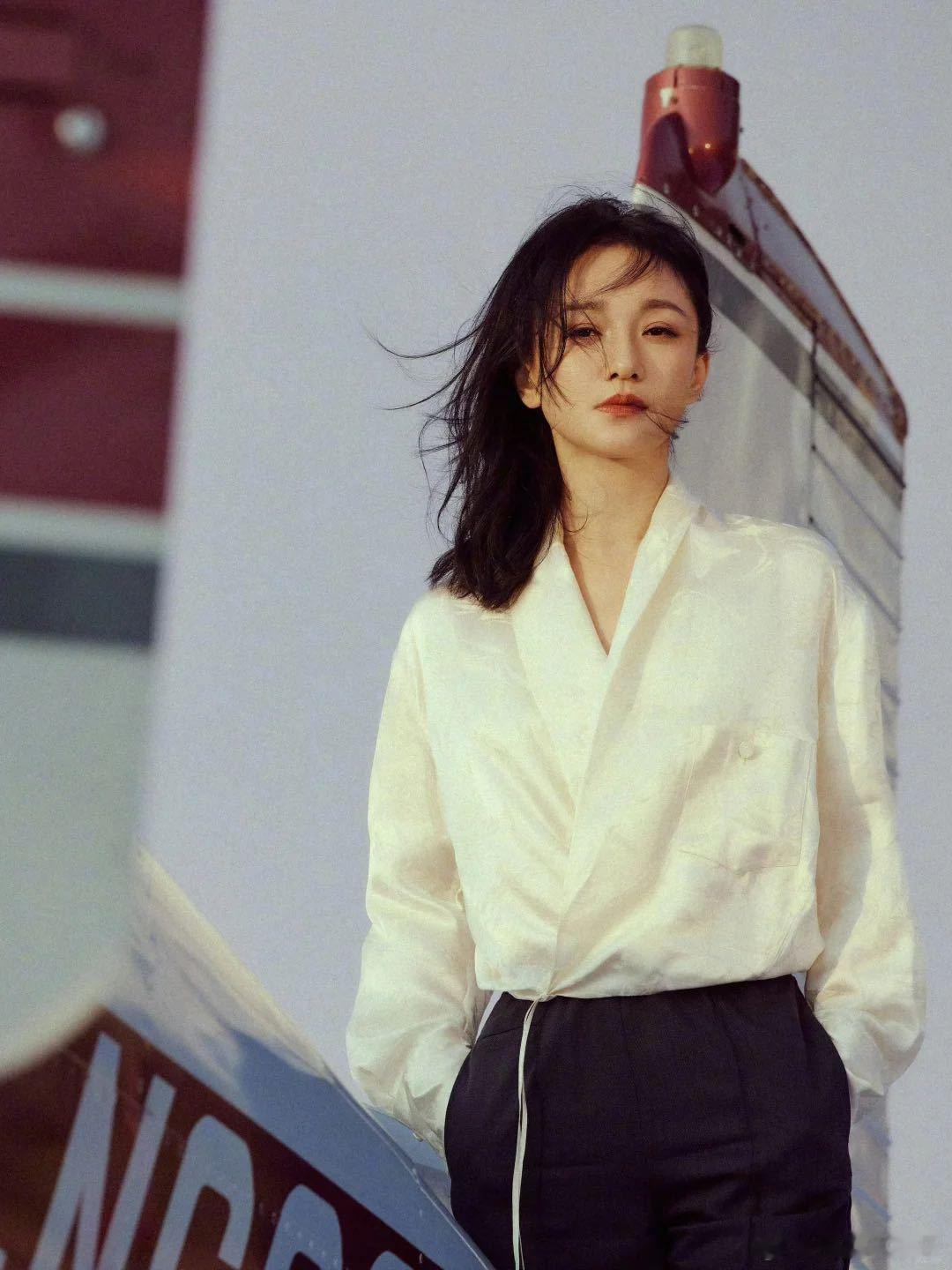 周迅 声音是独一份的“烟嗓”，不甜不腻却超有辨识度。不管是配音还是唱歌，一开口就