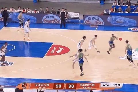 新疆男篮闹出大乌龙！
与天津男篮的比赛快要结束时，新疆男篮球员葛浩然突然给出犯规